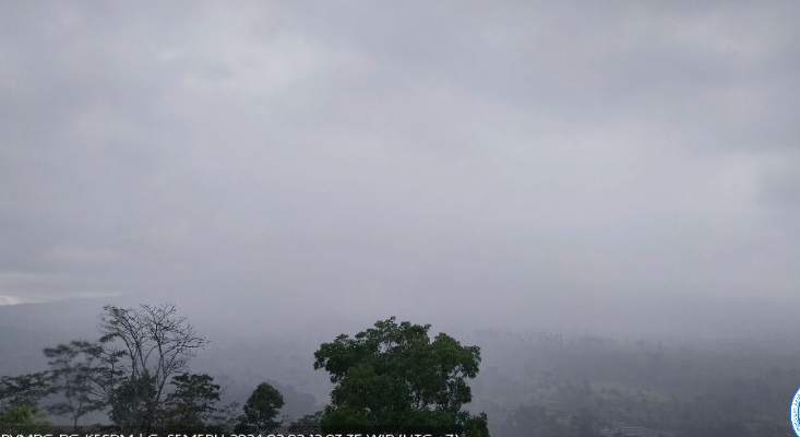 Pengamatan puncak Gunung Semeru yang tertutup kabut, antara pukul 06.00 hingga 12.00, Jumat hari ini. (Foto: ESDM  Magma)
