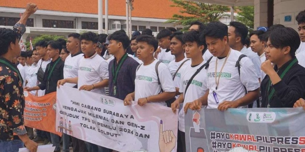 Potret anggota HMI Cabang Surabaya melakukan orasi Pilpres Satu Putaran di Balai Pemuda, Jumat 2 Februari 2024. (Foto: HMI Surabaya)
