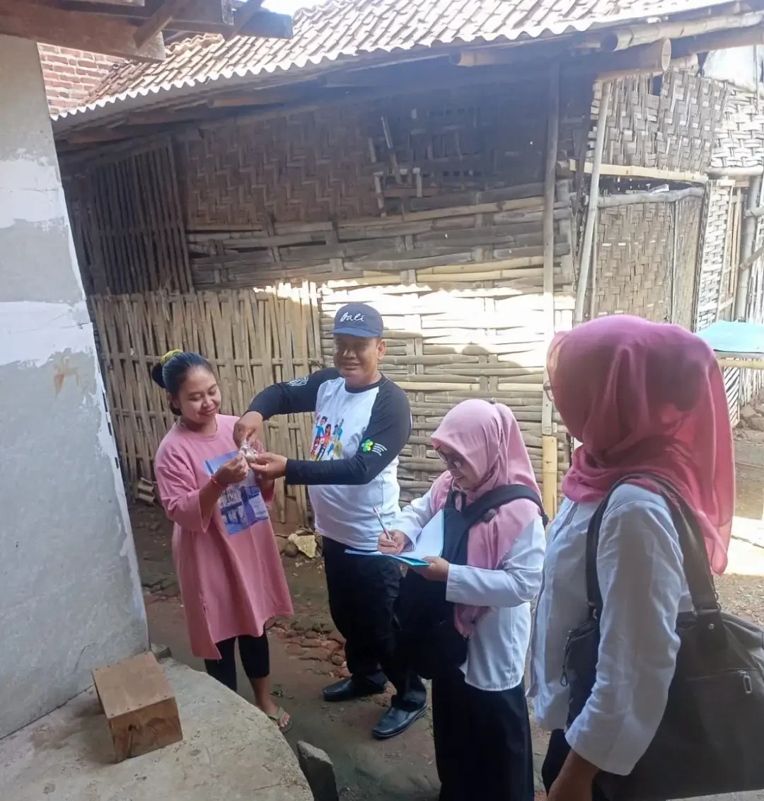 Petugas Puskesmas Setono harus keliling dari satu rumah warga ke rumah warga Dusun Trenceng, Desa Mrican, Ponorogo. Yaitu mensosialisasikan tindakan pembasian sarang nyamuk.(Foto: dok. ponorogo.go.id)