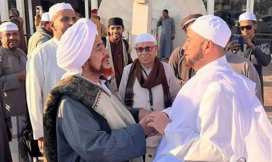 Habib Umar bin Hafidz bersama Habib Syech bin Abdul Qodir Assegaf. (Foto:adi/ngopibareng.id)