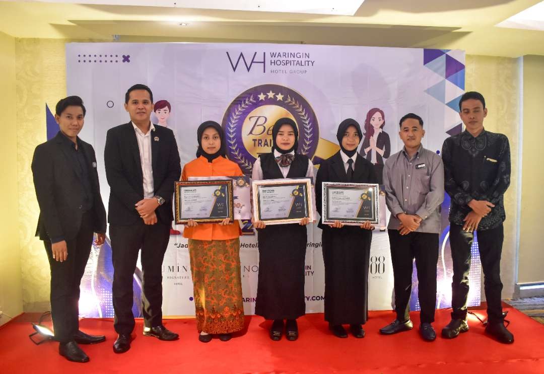 Siswa SMK magang menerima beasiswa dari Waringin Group. (Foto: Public Relations Luminor Sidoarjo)