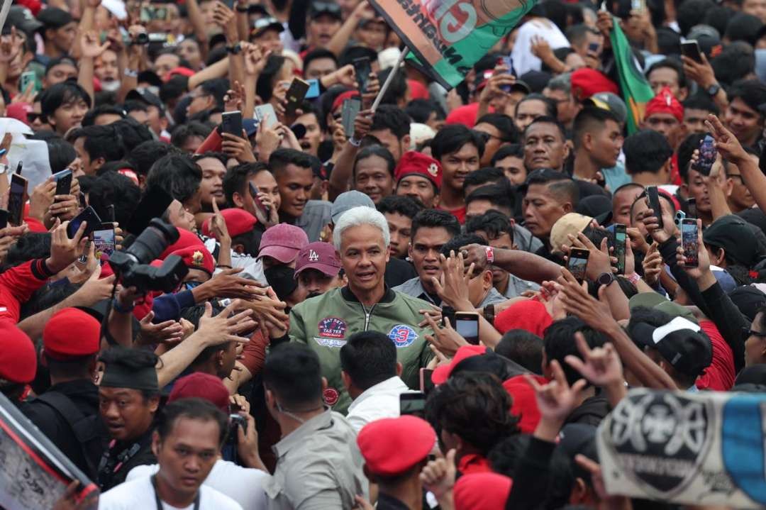 Ganjar Pranowo berorasi di hadapan ratusan ribu pendukungnya di acara kampanye akbar bertajuk “Hajatan Rakyat” di Stadion Gelora Bung Karno (GBK). (Foto: istimewa)