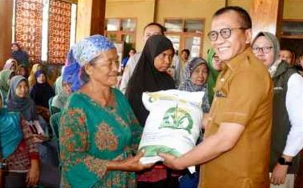 Pj Bupati Bondowoso Bambang Soekwanto didampingi Kepala Bulog Bondowoso Hesty Retno menyerahkan bantuan pangan beras 2024 pada KPM Bondowoso. (Foto: Guido/Ngopibareng.id)