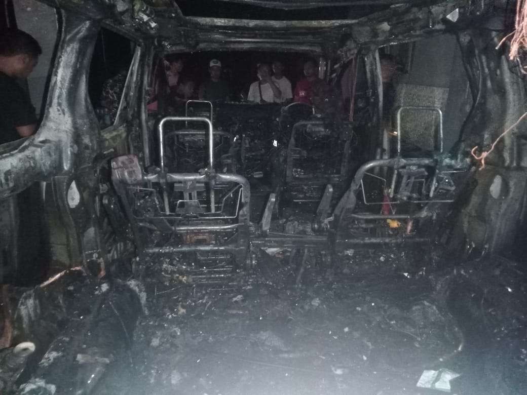 Kondisi mobil Alphard milik penyanyi Wandra setelah terbakar di Banyuwangi (foto: istimewa)