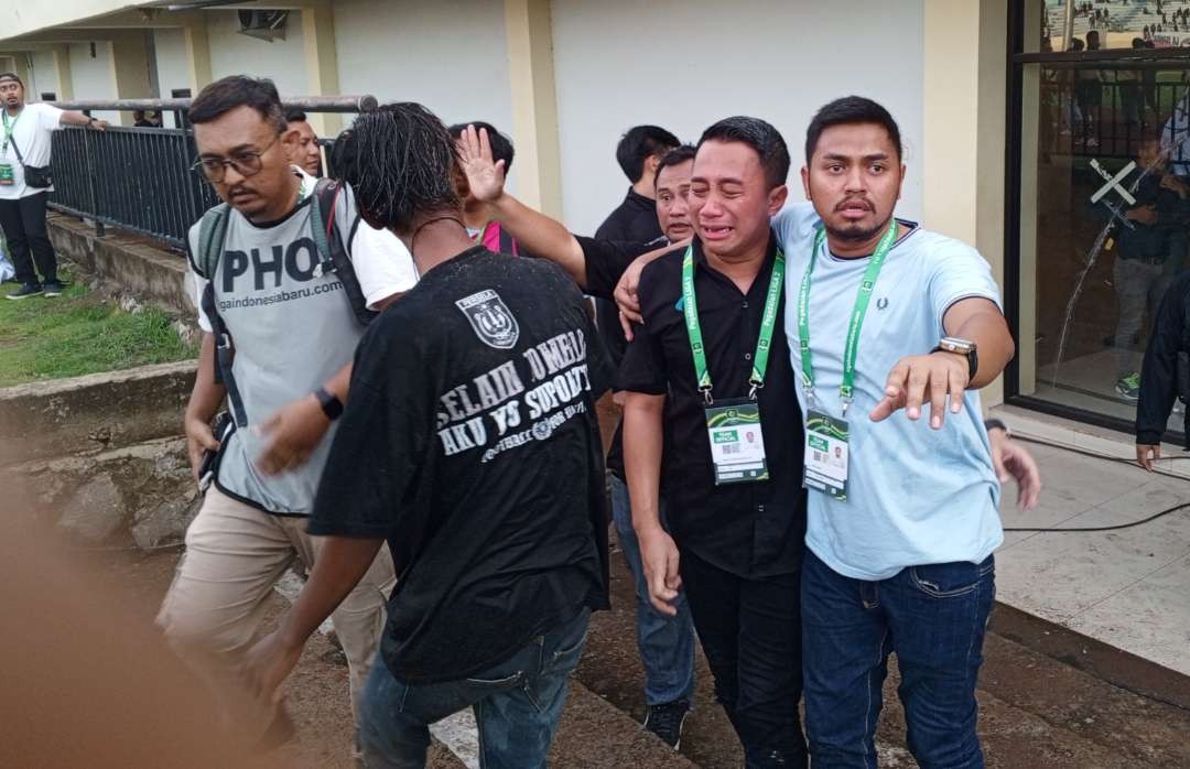 Manajer Persela, Fariz Julinar Maurisal menangis usai digeruduk supporter saat dikalahkan Malut United di Stadion  Tuban Sport Centre, Tuban (foto :Imron Rosidi/ngopibareng.idi