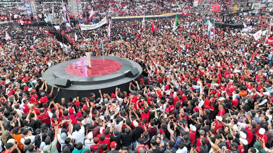 Ratusan ribu pendukung Ganjar Pranowo-Mahfud MD menghadiri kampanye akbar di Stadion Gelora Bung Karno (GBK) Jakarta. (Foto: Istimewa)