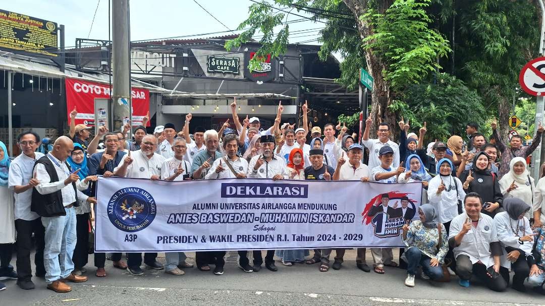 Deklarasi Aliansi Alumni Airlangga untuk Perubahan (A3P), yang mendukung paslon Anies-Muhaimin di kawasan Taman Bungkul, Surabaya, Sabtu 2 Februari 2024. (Foto: Julianus Palermo/Ngopibareng.id)
