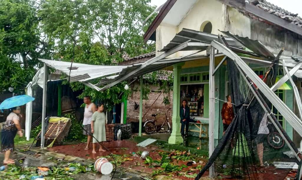 Rumah rusak akibat dilanda angin puting beliung di Sidoarjo (Foto: Aini/Ngopibareng.id)