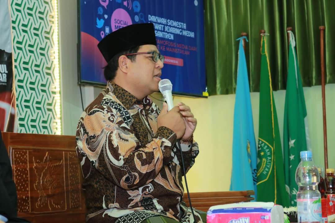 Khoirul Anwar, CEO Times Indonesia, pada seminar Pengembangan Media Pesantren di Ponpes Zainul Hasan Genggong, Probolinggo, Jatim, Minggu (4 Februari 2024). (Foto: acara for ngopibareng.id)