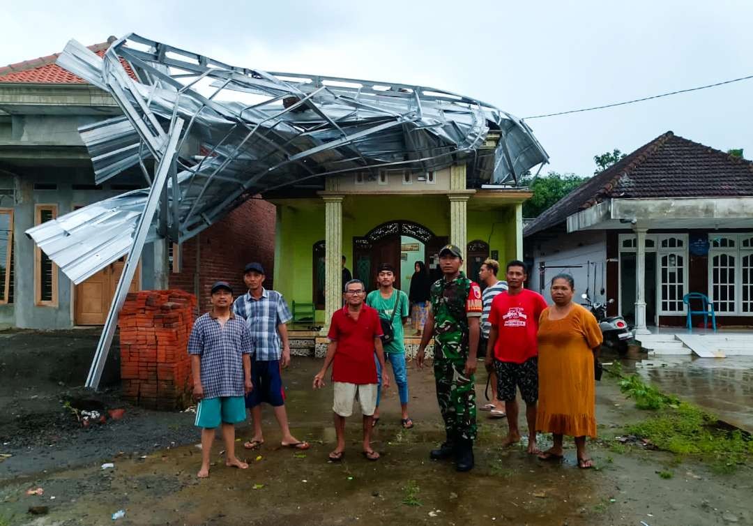 Warga bersama aparat keamanan usai bencana puting beliung di Sidoarjo (Foto : Aini/Ngopibareng.id)