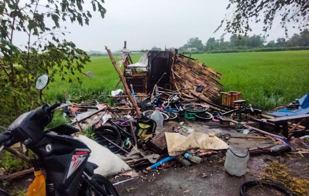 Angin puting beliung rusak rumah dan warung di Sidoarjo (Foto : Aini/Ngopibareng.id)