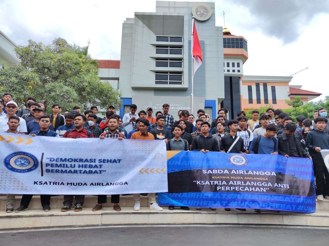 Sejumlah mahasiswa dan alumni Ksatria Muda Airlangga menggelar aksi di depan Gedung FEB Unair, Surabaya, Senin 5 Februari 2024. (Foto: Fariz Yarbo/Ngopibareng.id)