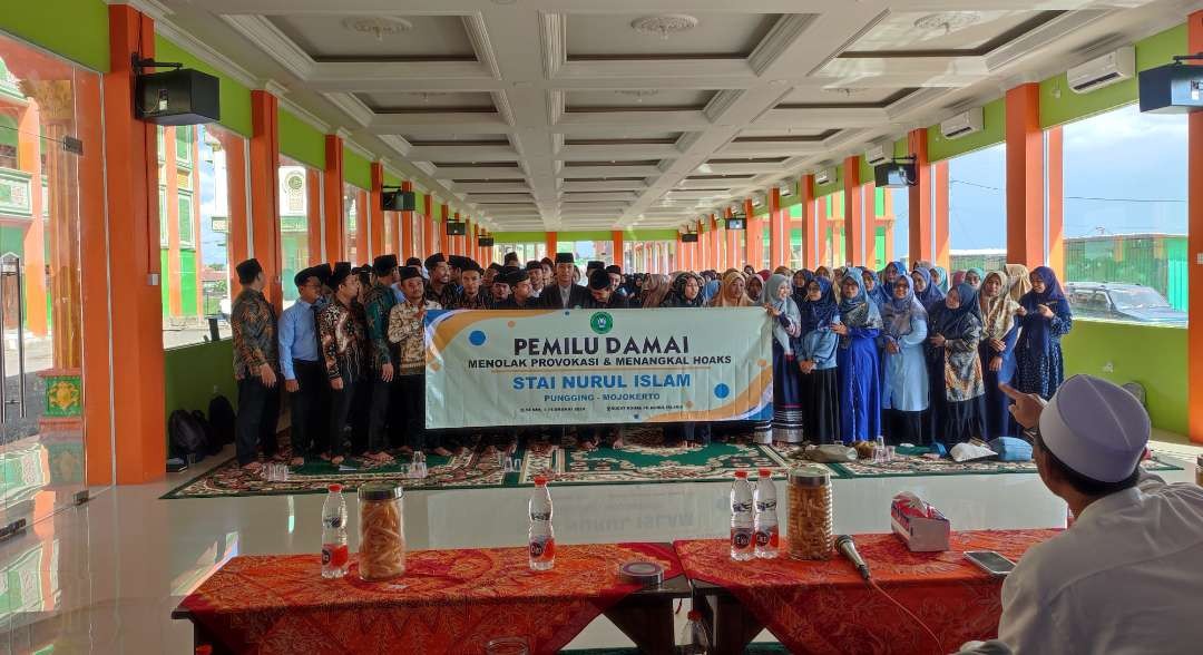 Deklarasi Pemilu Damai 2024 di STAI Nurul Ilslam Mojokerto.(Foto Deni Lukmantara/Ngopibareng)