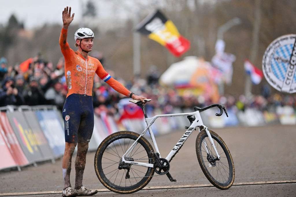 Mathieu van der Poel menunjukkan dominasinya sejak bendera start berkibar dan berhasil menjadi juara dunia cyclocross ke-6. (Foto: Istimewa)