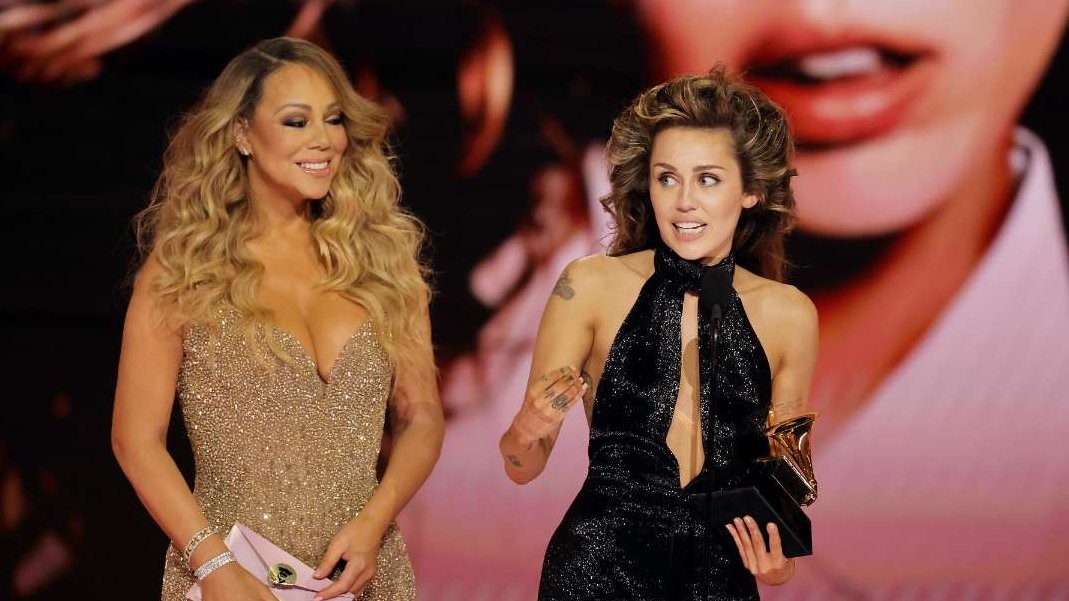 Miley Cyrus meraih piala Grammy Awards pertama yang diserahkan idolanya, Mariah Carey. (Foto: X)