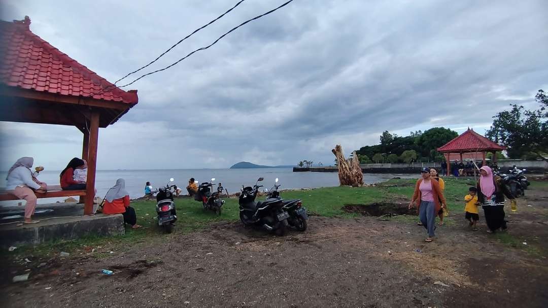 Pantai Bomo menjadi salah satu lokasi yang akan dibangun pemecah ombak (break water) tahun ini. (Foto: Muh Hujaini/Ngopibareng.id)