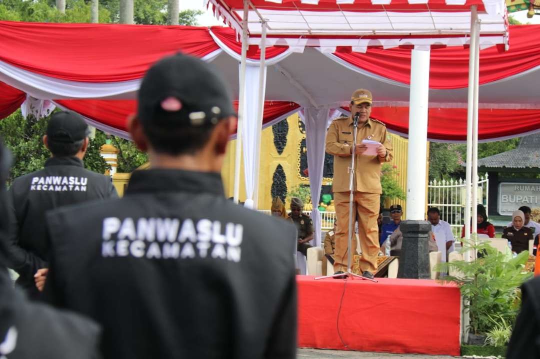 Bupati Blora Arief Rohman dalam Apel Siaga Pengawasan Pemilu 2024, di alun-alun Blora. (Foto: ist)