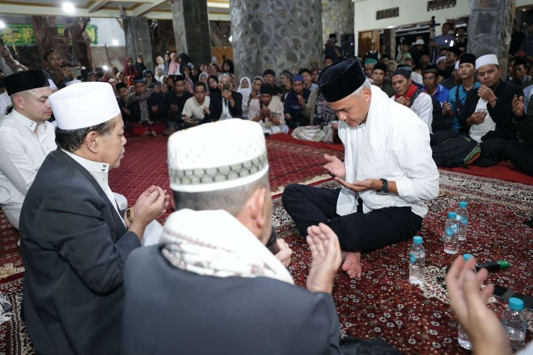 Lebih dari 20 ribu santri dan simpatisan Jawa Barat menggelar istigosah untuk mendoakan Ganjar Pranowo menjadi presiden 2024. (Foto: Istimewa)