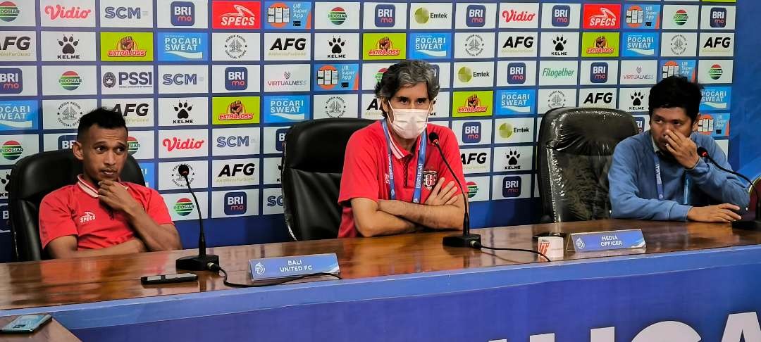 Pelatih Bali United Stefano Cugurra mengakui keunggulan Persik Kediri atas timnya (Fendhy Lesmana/ngopibareng.id)