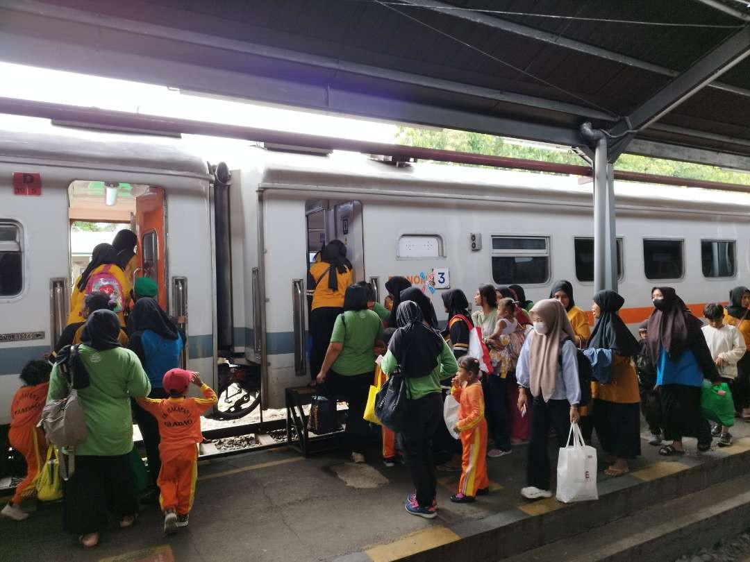 Sejumlah penumpang KA bersiap masuk ke dalam kereta api (foto: Istimewa)