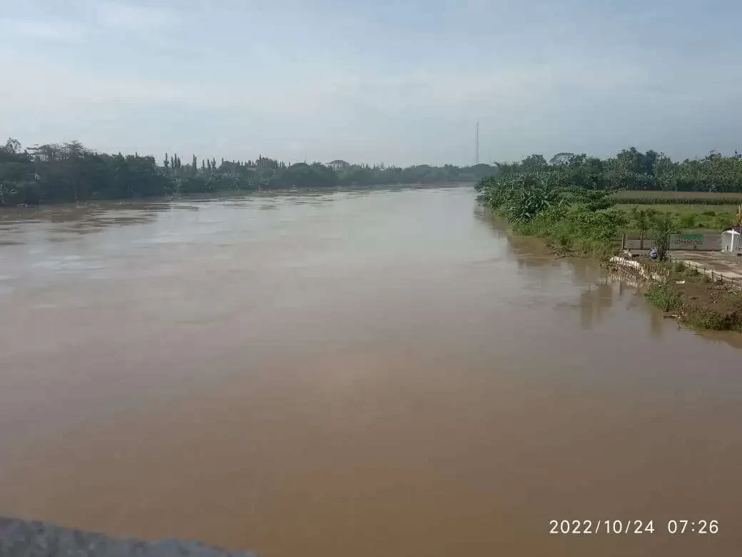 Sungai Bengawan Solo airnya naik masuk siaga II atau siaga kuning. Foto diambil dari Jembatan Sosrodilogo, Kecamatan Kota Bojonegoro, pada Senin 24 Oktober 2022. (Foto: Sujatmiko