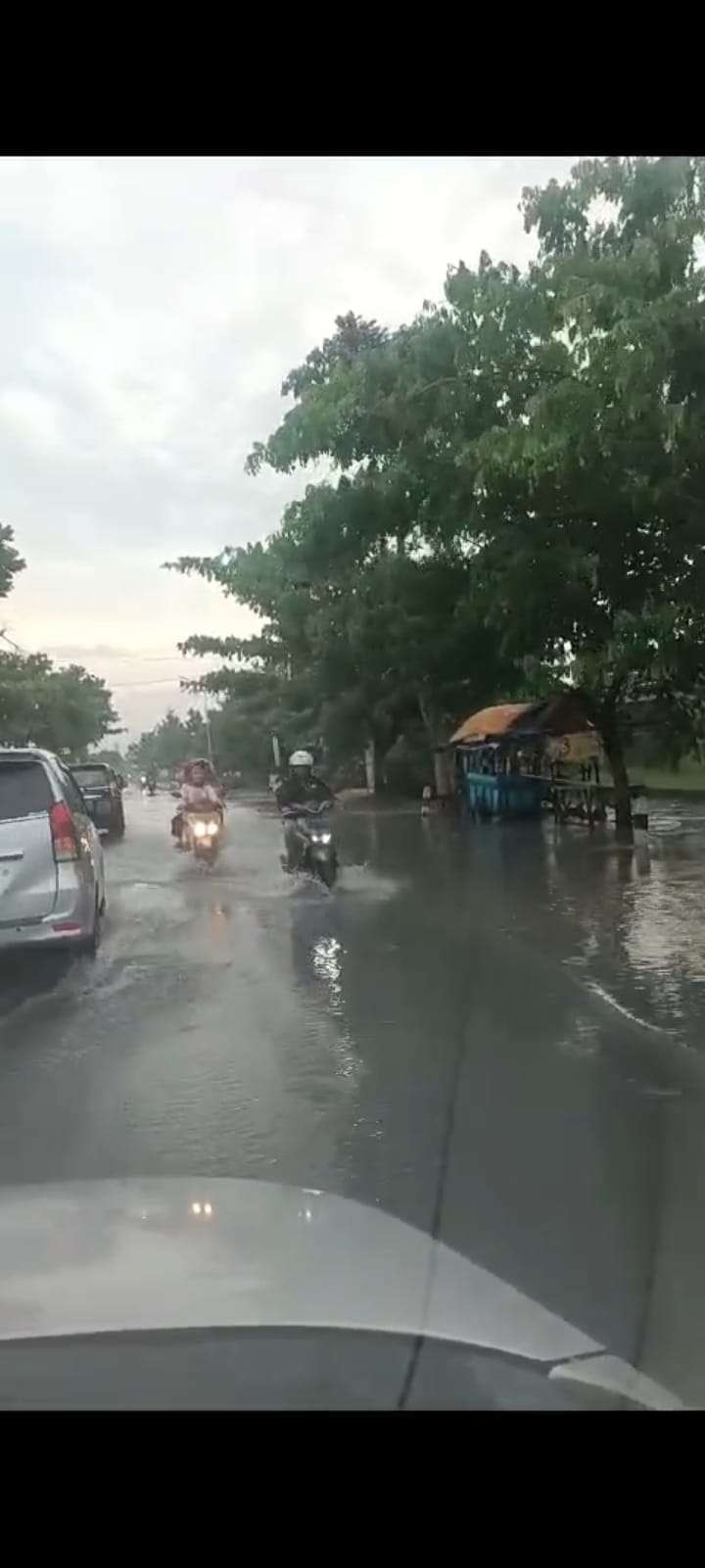 Banjir yang menggenangi jalan raya Bojonegoro-Nganjuk, tepatnya di Desa Ngumpakdalam, Kecamatan Dander, Bojonegoro, akibat hujan pada Senin 5 Februari 2024. (Foto: dok. bpbd bojonegoro) ngumpak