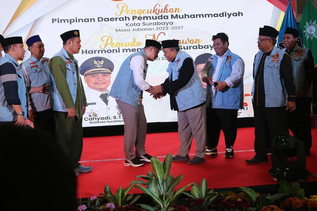 Walikota Surabaya Eri Cahyadi saat memakai rompi biru muda pemberian pemuda Muhammadiyah. (Foto: Humas Pemkot Surabaya)