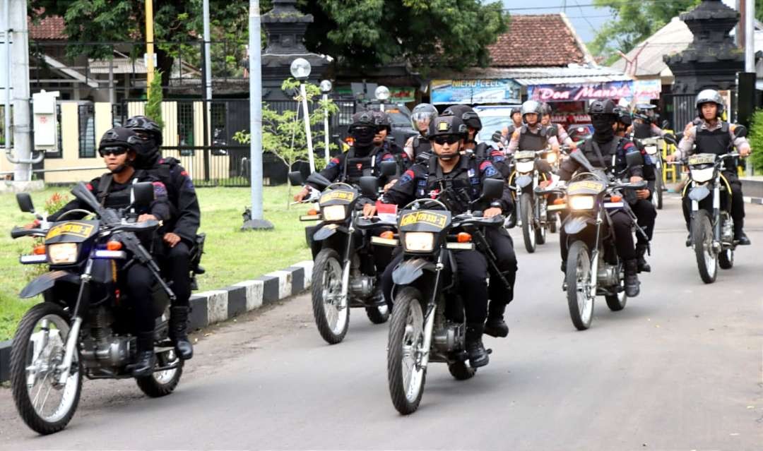 Anggota TNI dan Polri di Bondowoso patroli pengamanan bersama menjelang Pemilihan serentak pada 14 Februari 2024.(Foto Guido/Ngopibareng.id)