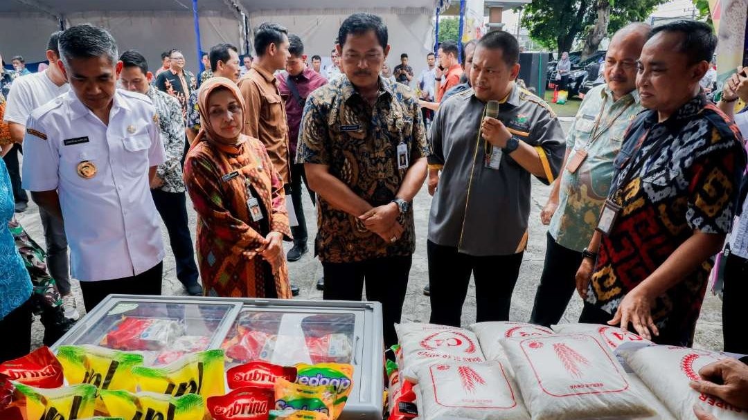 Pj Gubernur Jawa Tengah Nana Sudjana saat meninjau pasar murah di Kabupaten Karanganyar, Rabu, 7 Februari 2024. Pasar murah ini dalam rangka pengendalian inflasi.