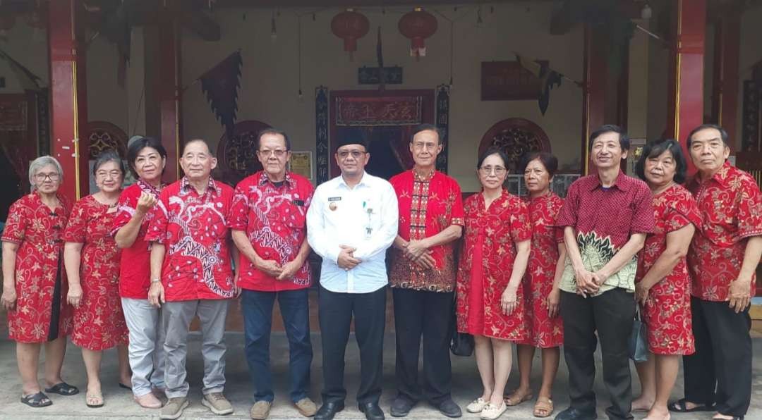 Pj. Bupati Kudus Dr. M. Hasan Chabibie saat kunjungan ke Kleteng Hok Hien Bio di Jalan Ahmad Yani, Kudus, Jawa Tengah. (Foto: m aziz for ngopibareng.id)