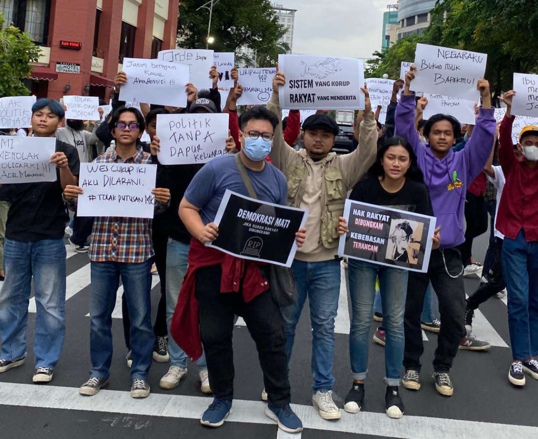 Aksi pemuda Jatim Beragam di Surabaya soroti demokrasi agar Gen Z tak salah pilih. (Foto: Pita Sari/Ngopibareng.id)