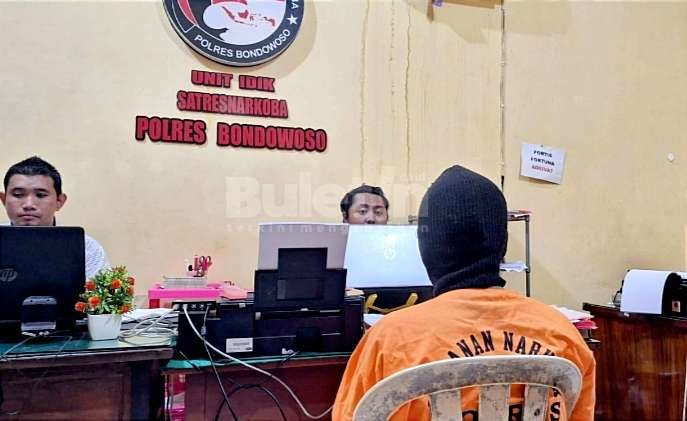 Pria pengedsr ganja di Bondowoso diperiksa intensif penyidik Satresnarkoba Polres Bondowoso. (Foto: Guido/Ngopibareng.id)