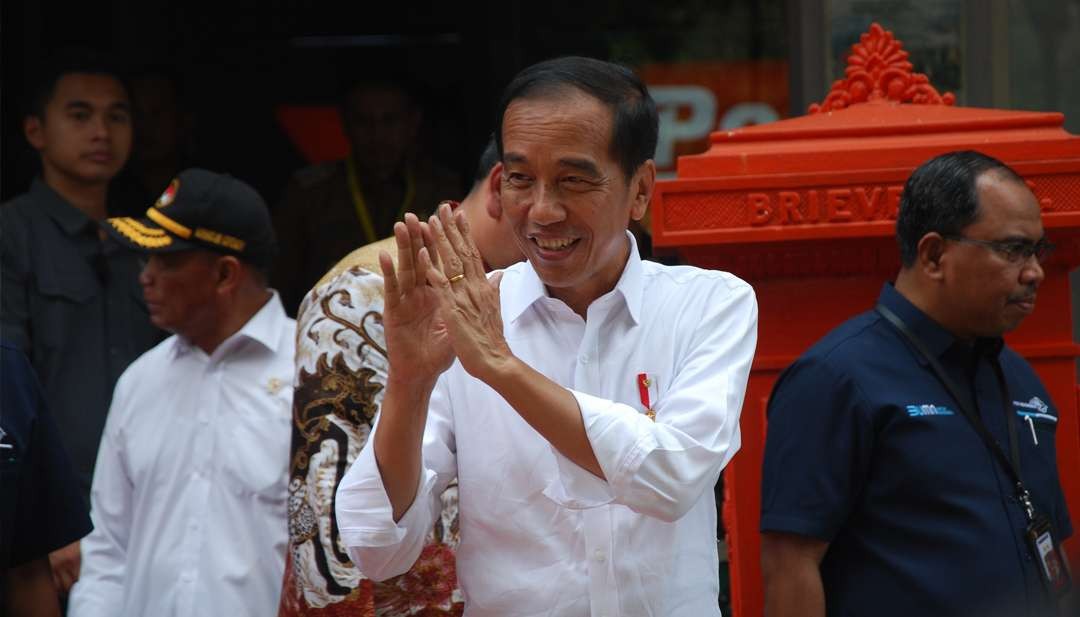 Presiden Jokowi saat kunjungan kerja dan menyerahkan Bantuan Langsung Tunai (BLT) El Nino kepada para penerima manfaat di depan kantor PT POS Indonesia, Kota Malang, pada Kamis, 12 Desember 2023. (Foto: Ngopibareng.id/Moh Badar Risqullah)