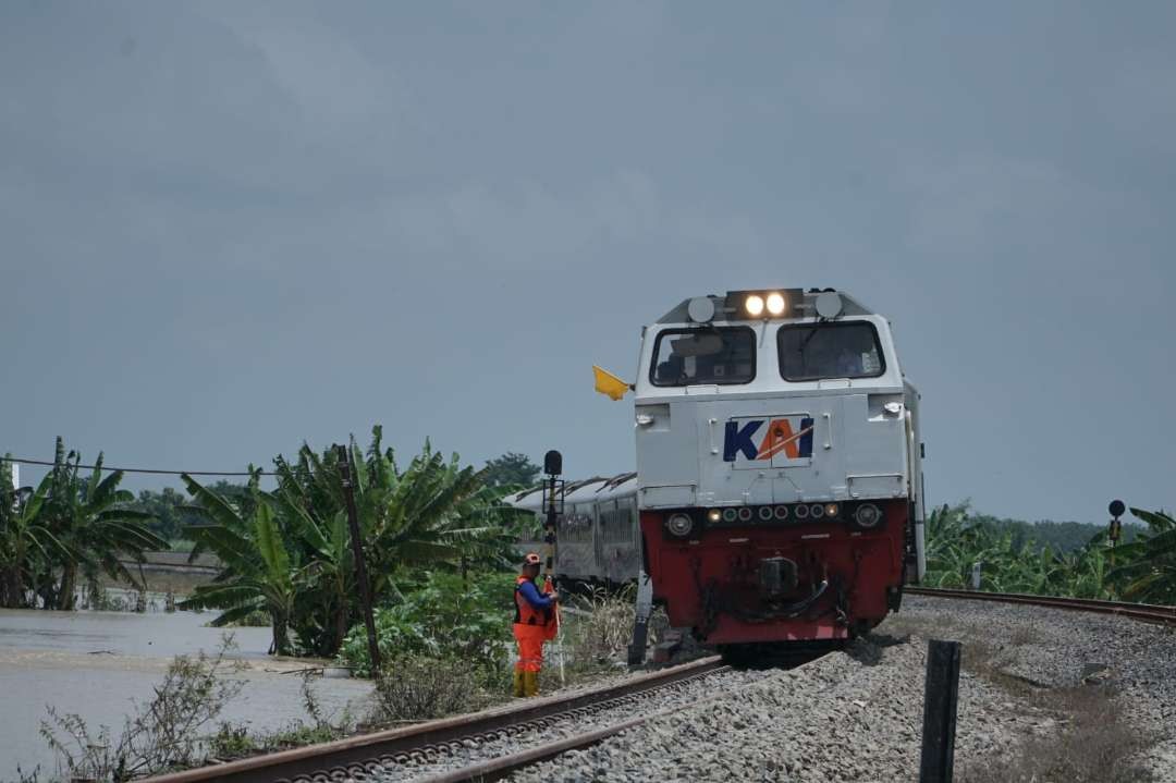 Kembali normal. Kereta Api yang melintas di jalur utara, sempat mengalami gangguan, akibat banjir di Grobogan, Jawa Tengah, pada Rabu 7 Februari 2024. (Foto: dok. ptkai)