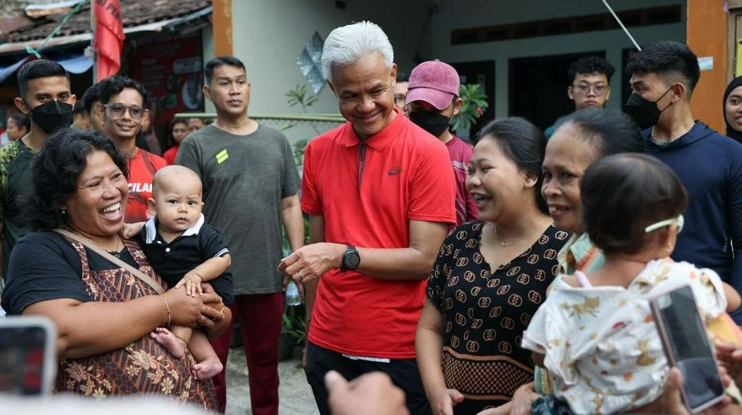 Warga Solo berebut salaman dengan Ganjar Pranowo saat capres nomor urut 3 itu blusukan ke kampung-kampung di kota itu. (Foto: Tim Media Ganjar)