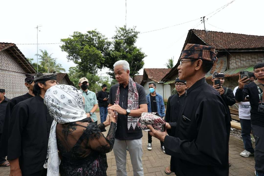 Capres 2024 Ganjar Pranowo kunjungi kampung Kemiren, tempat masyarakat Osing Banyuwangi. (Foto: Tim Media Ganjar)
