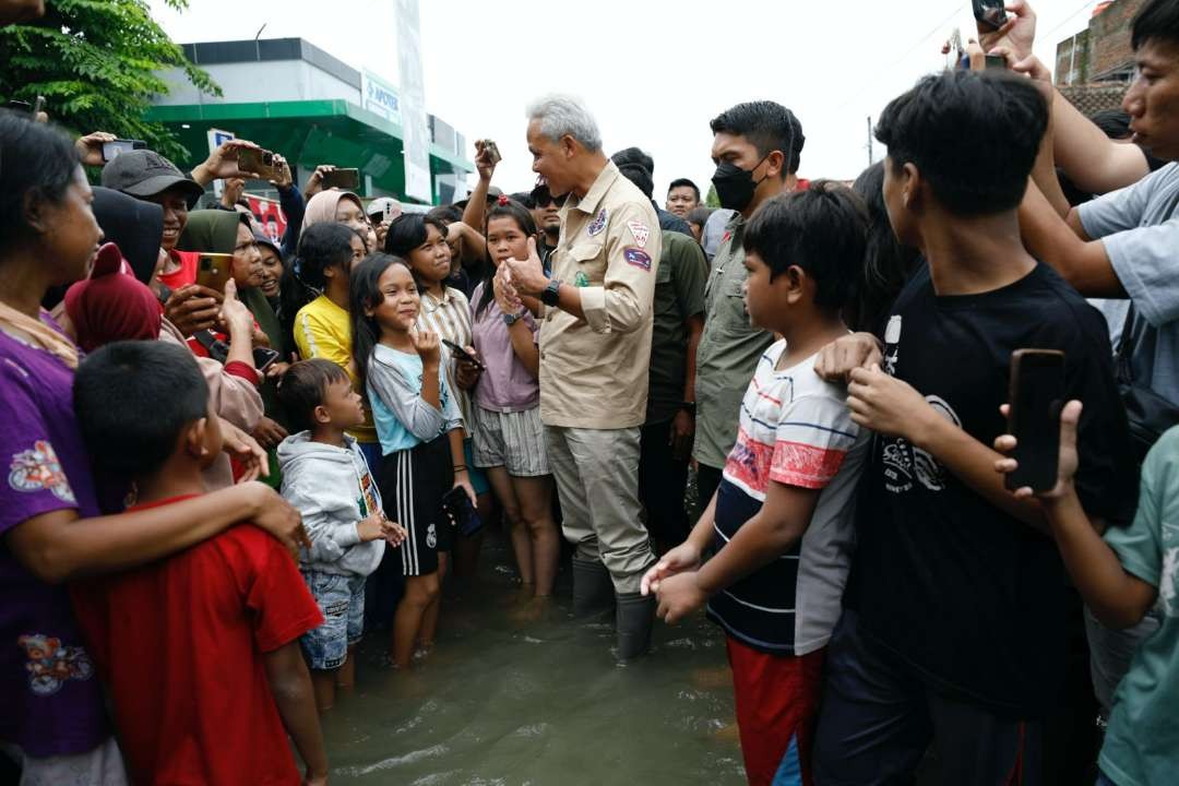 Capres 2024 Ganjar Pranowo bersama korban banjir Grobogan, Jawa Tengah. (Foto: Tim Media Ganjar)