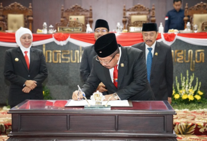Mayjen TNI (Purn) Istu Hari Subagio resmi dilantik sebagai Wakil Ketua DPRD Jawa Timur, gantikan Sahat Tua Simanjuntak. (Foto: Kominfo Jatim)