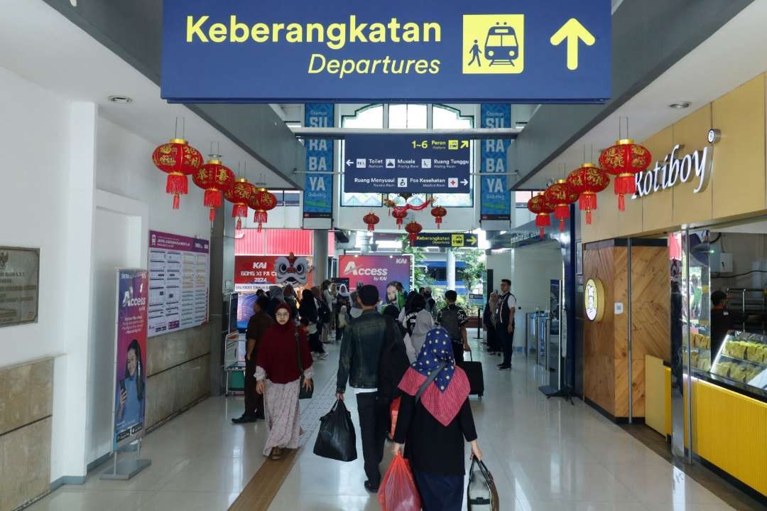 Keberangkatan para penumpang di Stasiun Gubeng, pada hari pertama libur Isra Mi'raj dan Tahun Baru Imlek, Rabu 7 Januari 2024. (Foto: Humas KAI Daop 8 Surabaya)