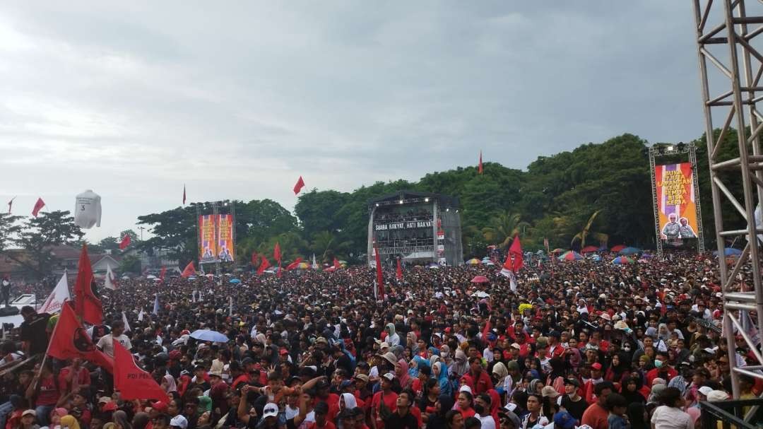 Puluhan ribu massa hadir dalam kampanye akbar pasangan Ganjar-Mahfud MD di Banyuwangi (foto: Muh Hujaini/Ngopibareng.id)