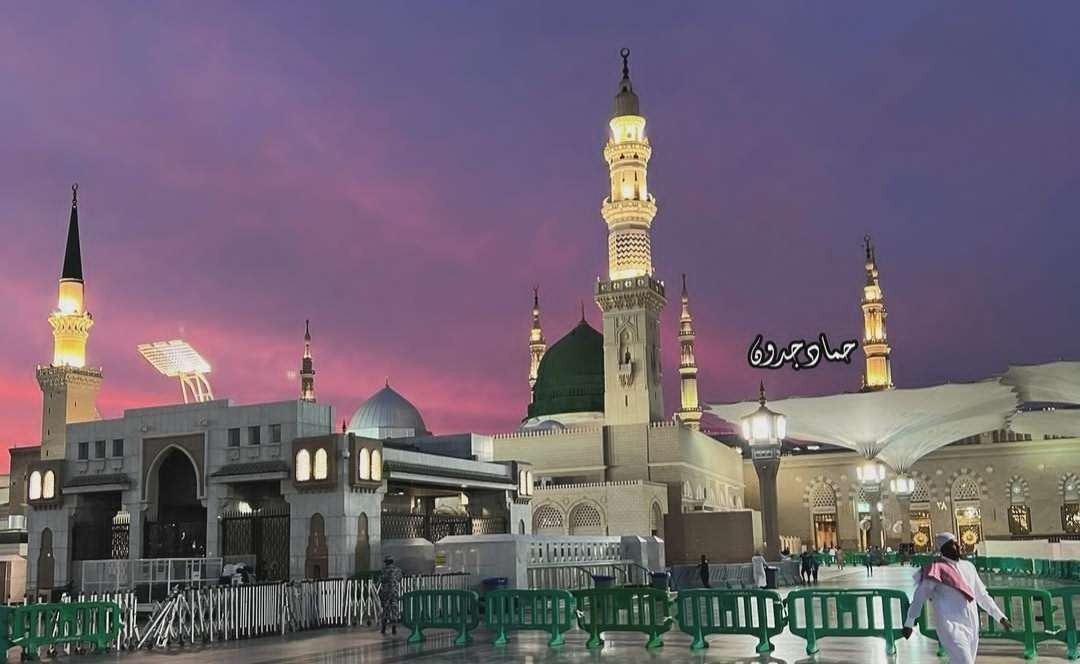 Keindahan Masjid Nabawi pada waktu malam di Madinah. (Foto:dok/ngopibareng.id)