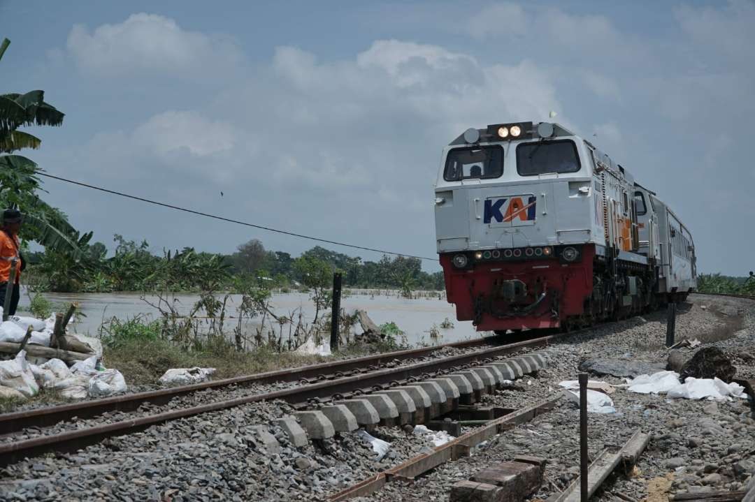 Kereta api yang melintas di jalur utara, di Gubug, Grobogan, Jawa Tengah. (Foto: dok. ptkai)