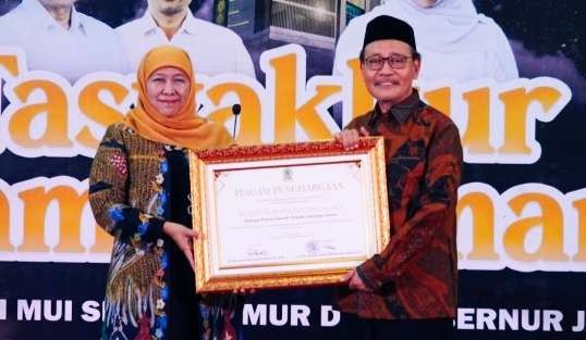 Gubernur Jawa Timur Khofifah Indar Parawansa menerima Penghargaan dariMUI Jawa Timur oleh KH Moh Hasan Mutawakkil Alallah. (Foto:surprise for ngopibareng.id)