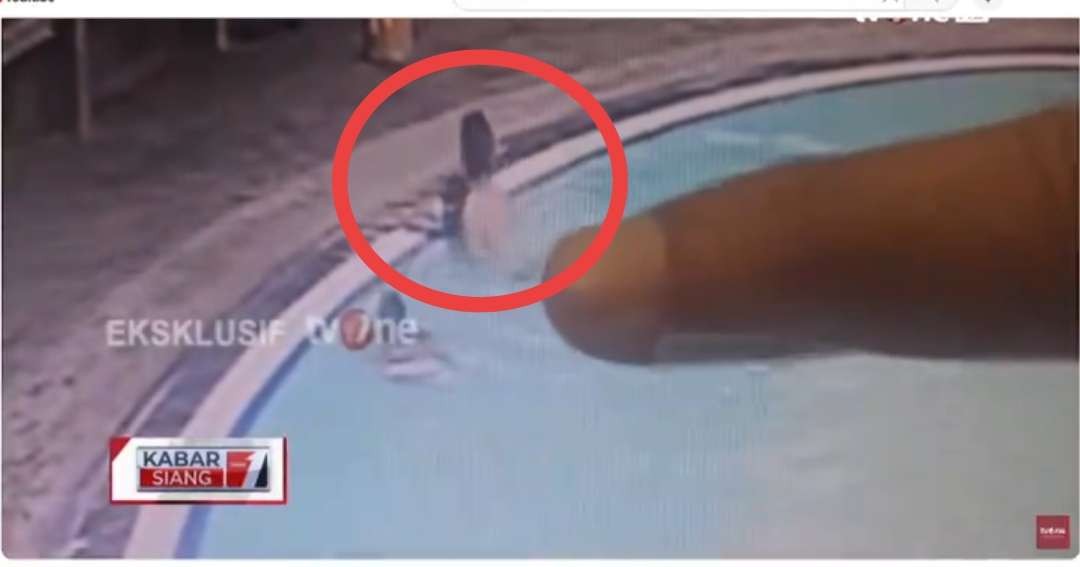 CCTV ungkap YA, pacar artis Tamara Tyasmara, diduga tenggelamkan Dante, bocah enam tahun di kolam renang umum. (Foto: Tangkapan layar TvOne)