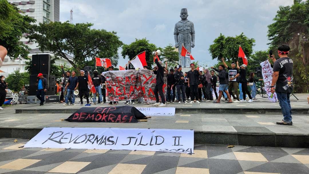 Puluhan mahasiswa tergabung dalam GMS menggelar aksi di Taman Apsari, Surabaya, Jumat 9 Februari 2024. (Foto: Istimewa)