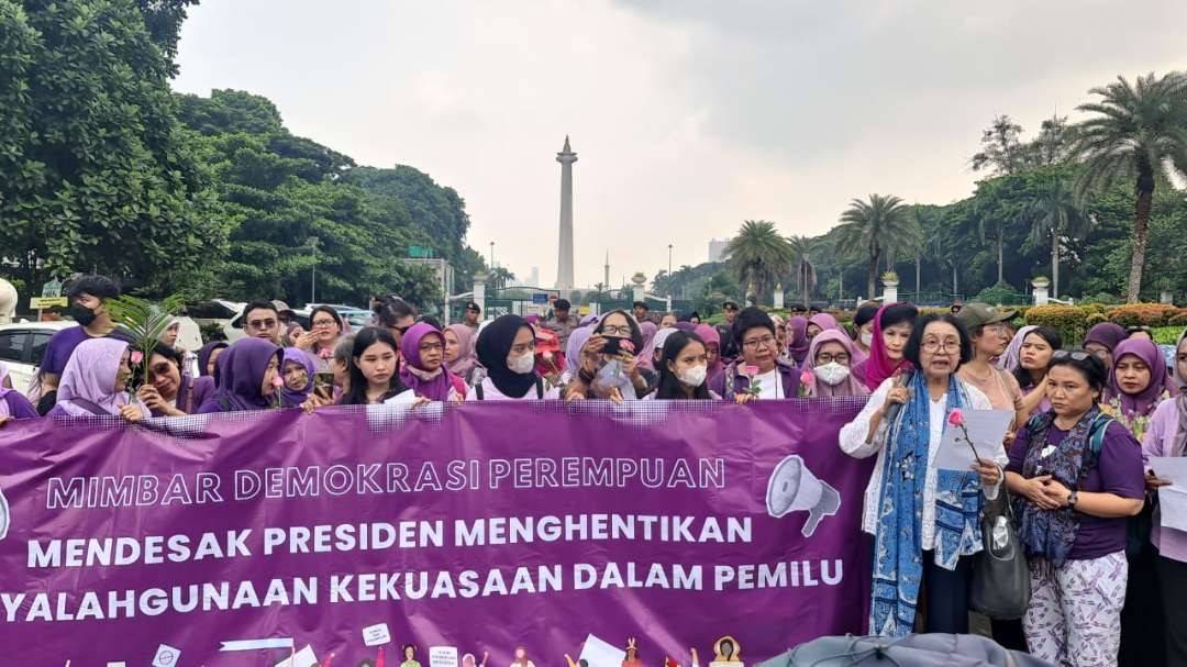 Ratusan individu dan organisasi perempuan yang tergabung dalam Koalisi Perempuan Penyelamat Demokrasi dan HAM dalam aksinya di Jakarta, Jumat 9 Februari 2024.(Foto: koalisi perempuan for ngopibareng.id)