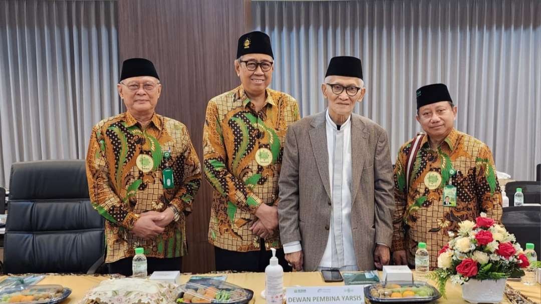 Rais Aam PBNU KH Miftachul Akhtar bersama sejumlah tokoh NU Surabaya, termasuk KH Muh Faqih (Wakil Rektor Universitas Nahdlatul Ulama Surabaya (UNUSA). (Foto:m Faqih for ngopibareng.id)