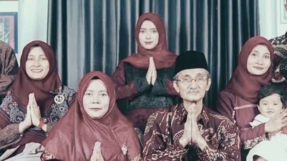 KH Husein Muhammad dan keluarganya. (foto: dok/ngopibareng.id)