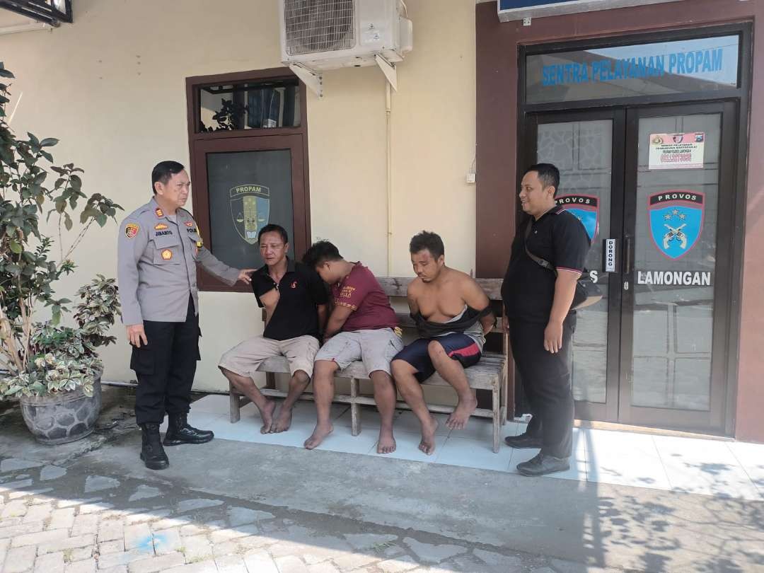 Kapolsek Brondong AKP Jinanto dengan  ketiga tersangka pencuri ikan cumi. (Foto: Istimewa)