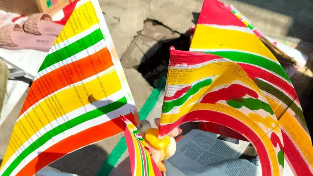 Jajan bendera, kerupuk manis dengan hiasan kertas warna-warni khas Pasar Jumat Legi. (Foto: Yasmin Fitrida/Ngopibareng.id)